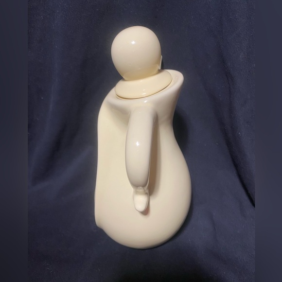 Teapot Retro vintage, cheeky, dancing, butter yellow teapot - Picture 6 of 16